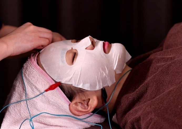 Dr. Lucent brightening treatment mask with Ionyme